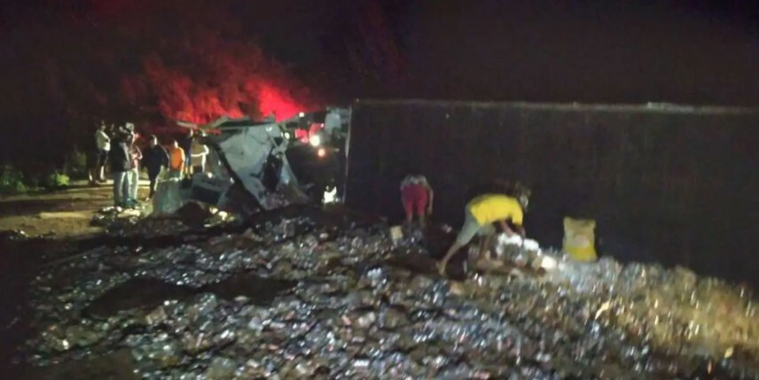 Mulher grávida morre após carreta tombar no Norte de Minas