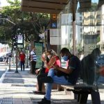 Com avanço da gripe, máscaras voltam com tudo nas ruas de Belo Horizonte