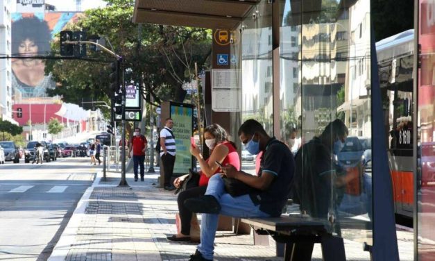 Com avanço da gripe, máscaras voltam com tudo nas ruas de Belo Horizonte