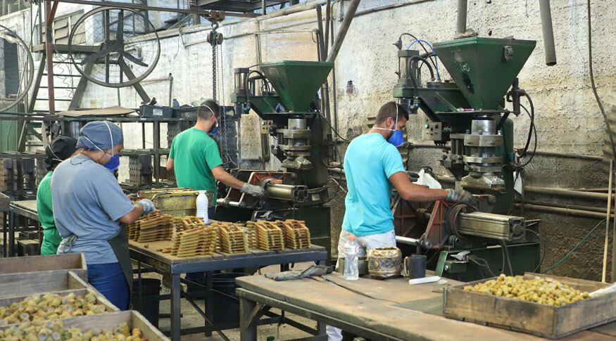 Enquanto produção industrial em MG avança 3,4% em dezembro, comércio recua 1,7%