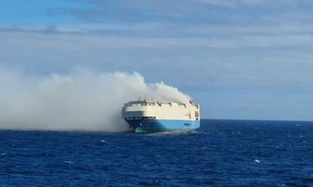 Navio com carros de luxo está em chamas e à deriva no Atlântico