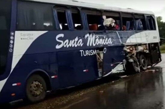 Acidente entre carreta e caminhão deixa dois mortos e sete feridos em Minas