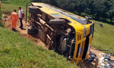 Monitora sofre ferimentos leves após ônibus escolar tombar na zona rural de Pouso Alegre