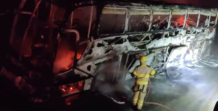 Ônibus com destino a São Paulo pega fogo no Norte de Minas