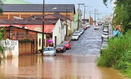 Forte chuva deixa avenidas e ruas alagadas em Passos