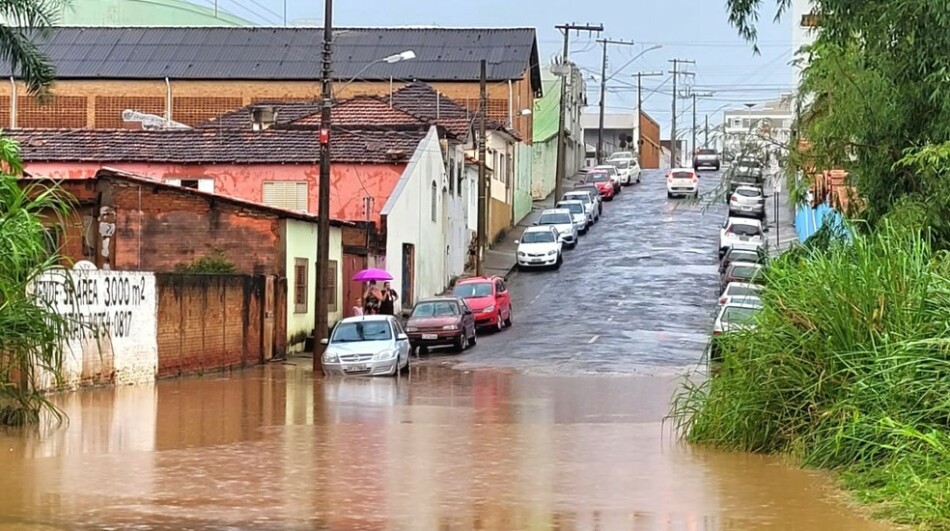 Forte chuva deixa avenidas e ruas alagadas em Passos