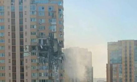 Míssil atinge prédio residencial em Kiev