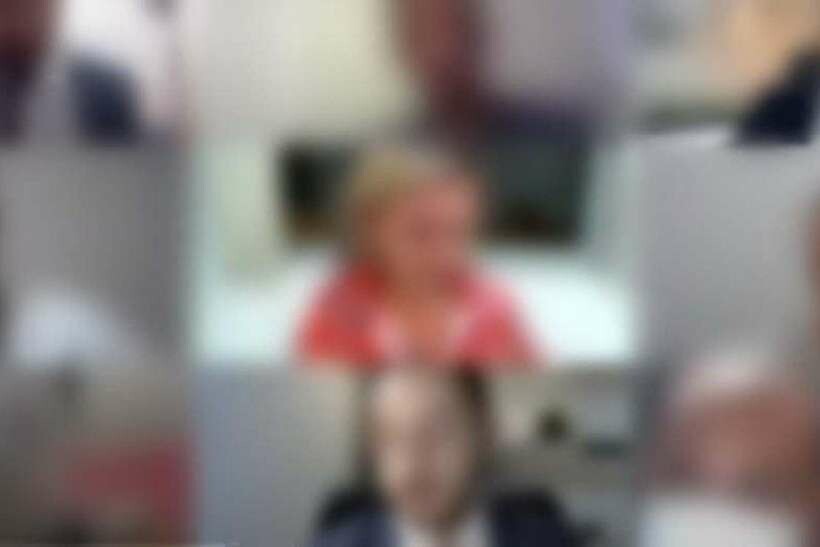 Promotora não percebe microfone ligado e chama advogados de ‘bosta’