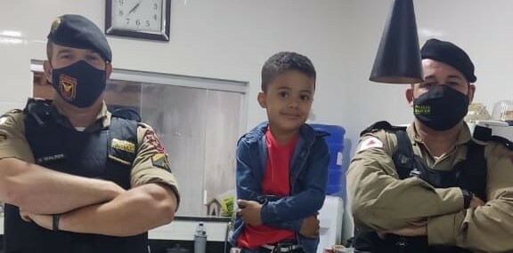 Admirador da Polícia Militar recebe surpresa de aniversário, em Formiga