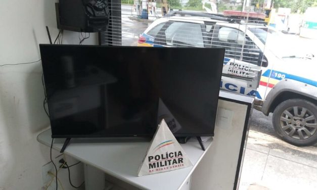 Homem é detido e comparsa foge, após furto de televisão em Formiga