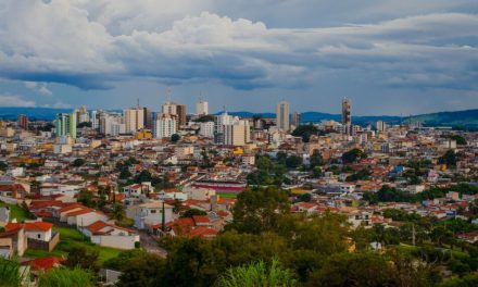 Casal ateia fogo em homem após recusa de doação de dinheiro para compra de drogas em Varginha