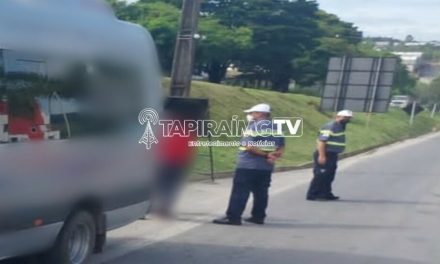 PMRv apreende veículo por transporte irregular de passageiros na MG-050, em Formiga