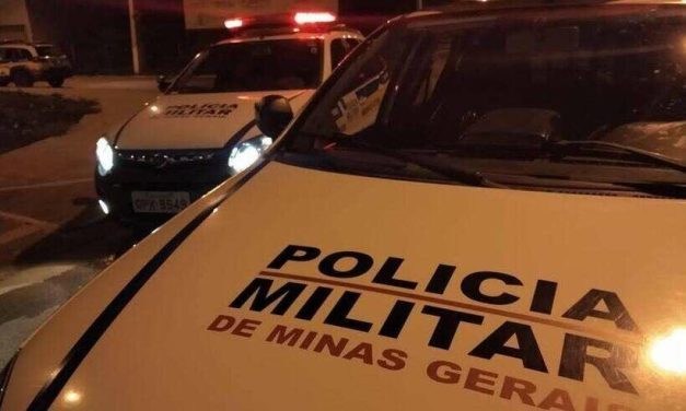 Mulher tem filho apreendido com drogas, discute com PM e acaba presa ao chamá-lo de macaco