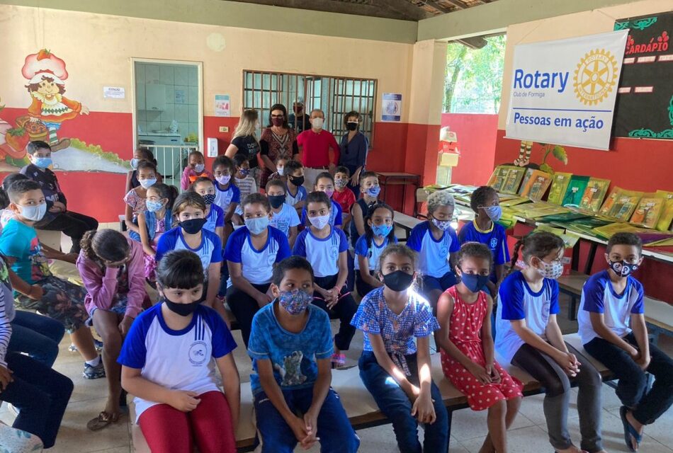 Rotary finaliza campanha com entrega de kits de material escolar