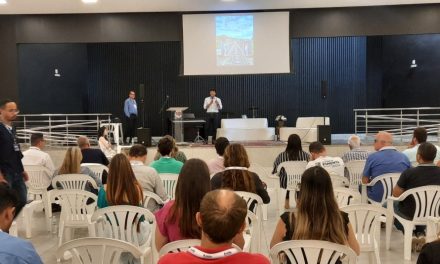 Formiga sedia Encontro Regional dos Municípios do Circuito Turístico Grutas e Mar de Minas