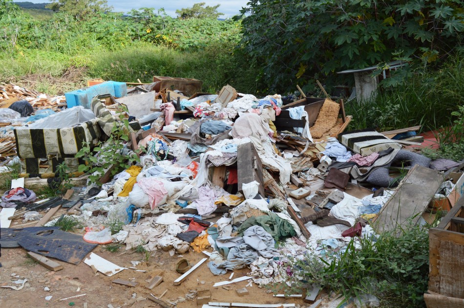 Secretário responde vereadores sobre denúncia de descarte de lixo em terreno municipal