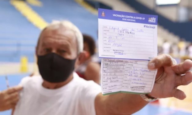 Idosos acima de 60 anos em MG terão direito a quarta dose contra Covid
