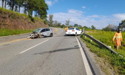 Três formiguenses ficam feridos após colisão entre três veículos na MG-050