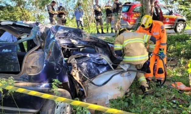 Família que seguia para velório em Minas morre após carro bater em árvore