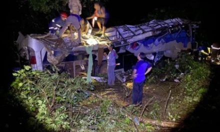 Ônibus cai em ribanceira e deixa 10 mortos e 21 feridos no Paraná