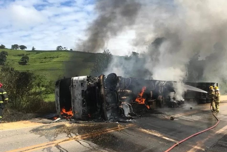 Caminhão carregado com soja tomba e pega fogo em Minas