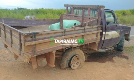 Após pneu estourar, caminhonete bate em carreta na BR-354, em Bambuí