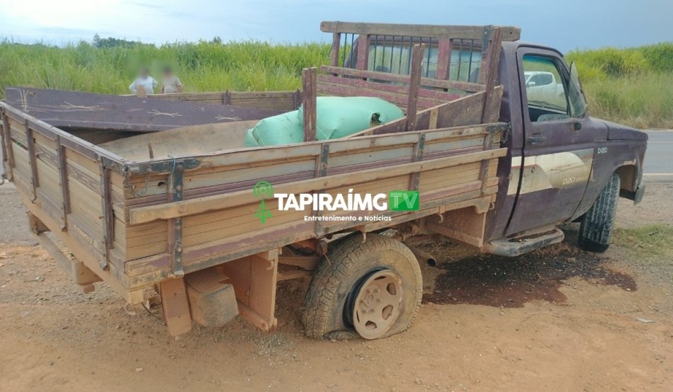 Após pneu estourar, caminhonete bate em carreta na BR-354, em Bambuí