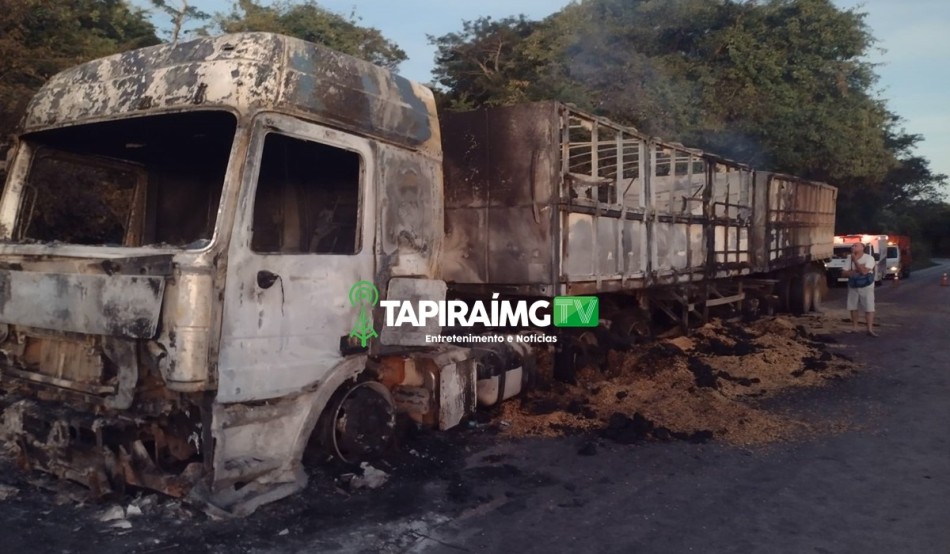 Carreta carregada com 36 toneladas de milho pega fogo na BR-262