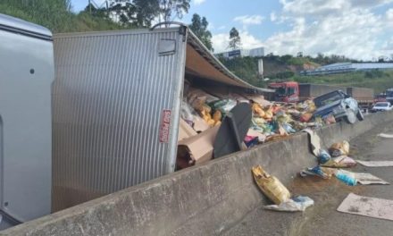 Carreta tomba após colidir com carro na BR-262 em Pará de Minas