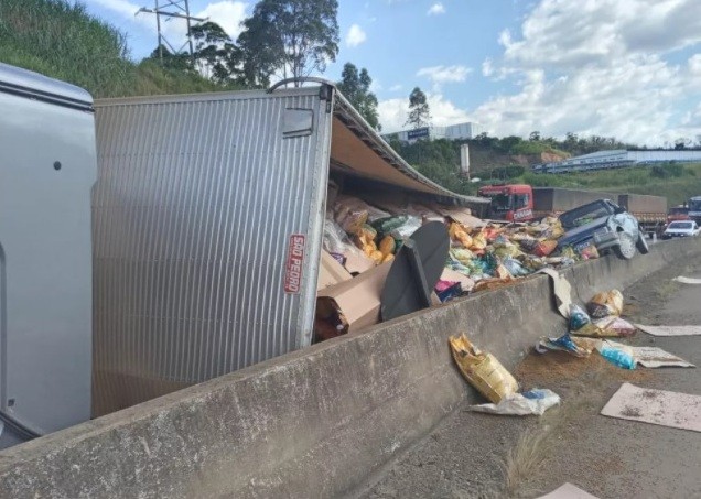 Carreta tomba após colidir com carro na BR-262 em Pará de Minas