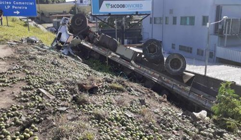 Carreta carregada com limões tomba na MG-050, em Divinópolis