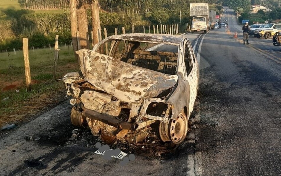 Homem morre carbonizado após colisão entre dois carros no Sul de Minas