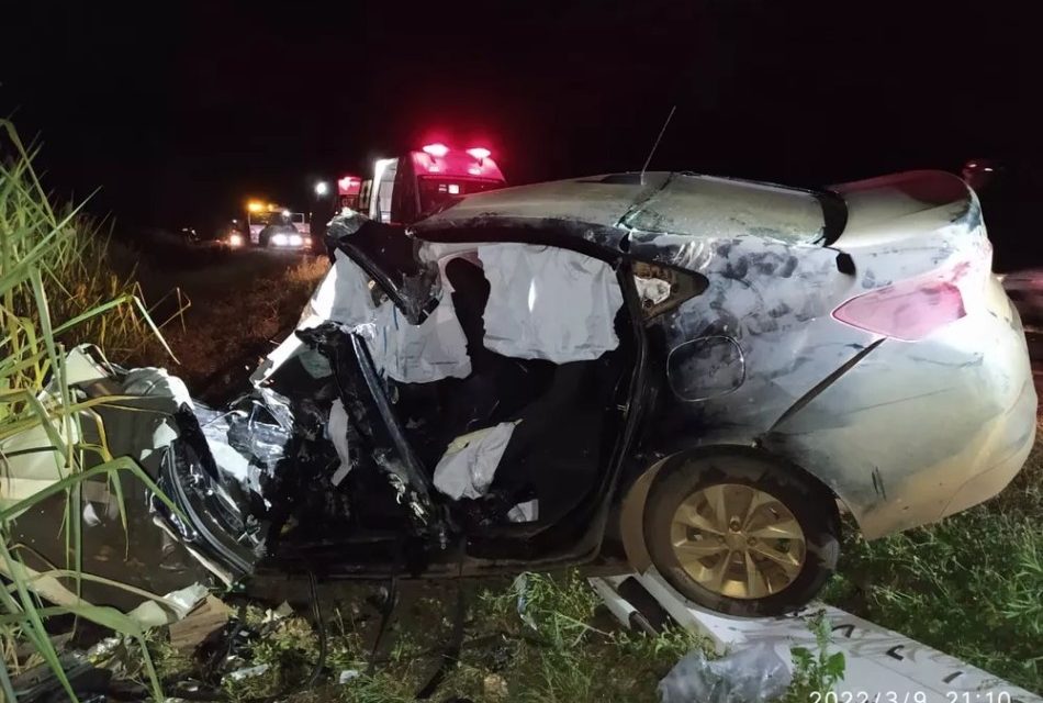 Motorista morre após carro colidir de frente com carreta na BR-262