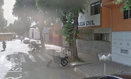 Motociclista embriagado e com CNH vencida bate em viatura na porta de delegacia