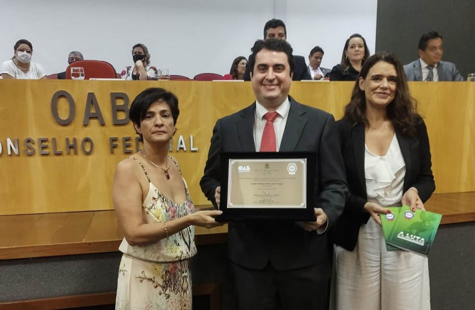 Coordenador do curso de direito do Unifor-MG recebe o selo OAB recomenda em Brasília