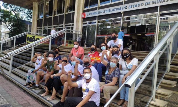 Servidores da educação de MG fazem protesto por reajuste de 33,24%