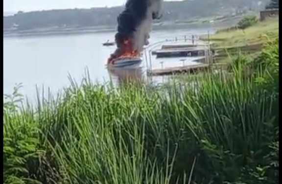 Lancha pega fogo no Condomínio Vitória Náutico, em Pontevila