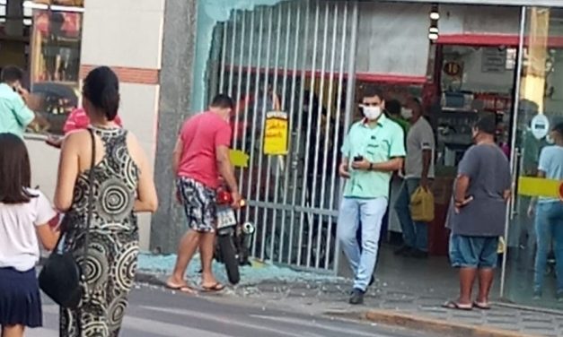 Moto colide contra porta de estabelecimento comercial no Centro de Formiga