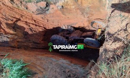 <strong>Homem fica ferido após trator cair em buraco na zona rural de Piumhi</strong>