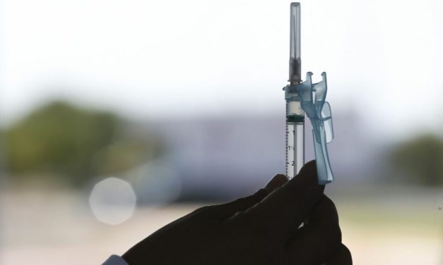 Só 30% dos jovens até 24 anos tomaram 3ª dose de vacina contra Covid