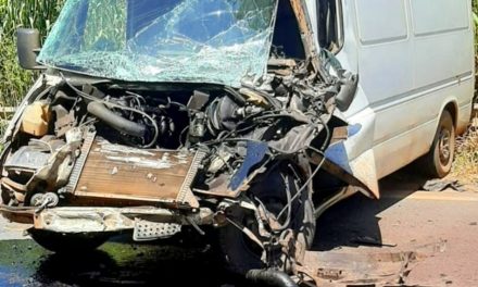 Acidente envolvendo van e carreta é registrado na ponte do rio Bambuí na BR-354