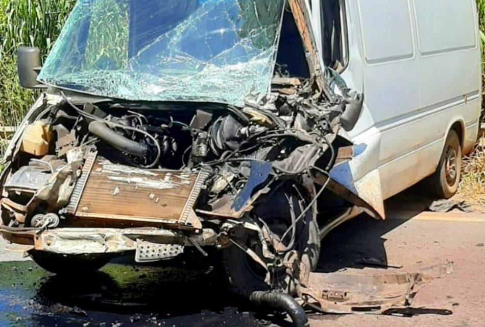 Acidente envolvendo van e carreta é registrado na ponte do rio Bambuí na BR-354