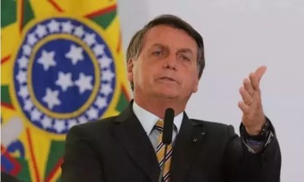 Bolsonaro: “Lula resolverá questões internas tomando pinga”