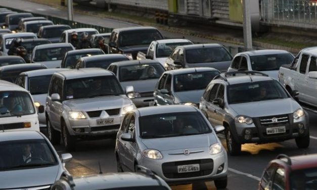 Motoristas de Minas podem parcelar débitos do IPVA 2023 em atraso a partir desta segunda