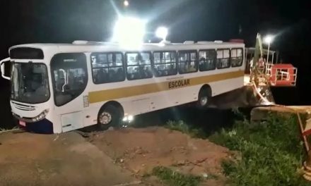 Ônibus escolar fica pendurado entre porto e balsa em Delfinópolis