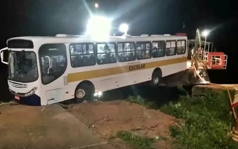 Ônibus escolar fica pendurado entre porto e balsa em Delfinópolis