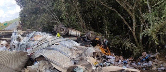 Acidente com carreta deixa uma pessoa morta e outra ferida na BR-381 em Oliveira