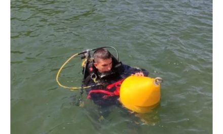 Homem morre afogado após barco colidir com tronco no Lago de Furnas