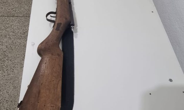 Pai e filho são detidos e arma de fogo é apreendida em Arcos
