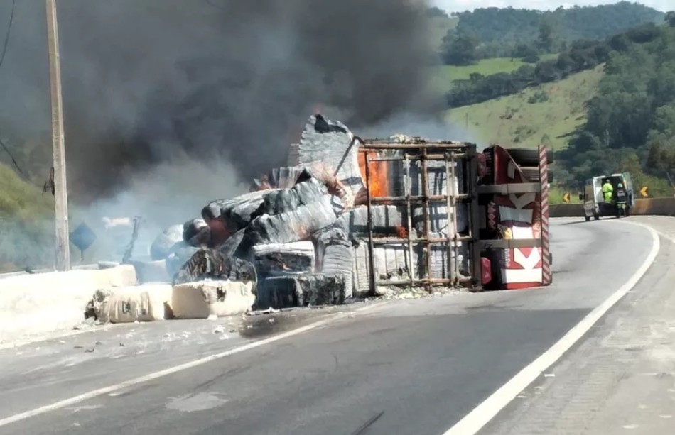 Caminhão carregado com algodão tomba e pega fogo na Fernão Dias